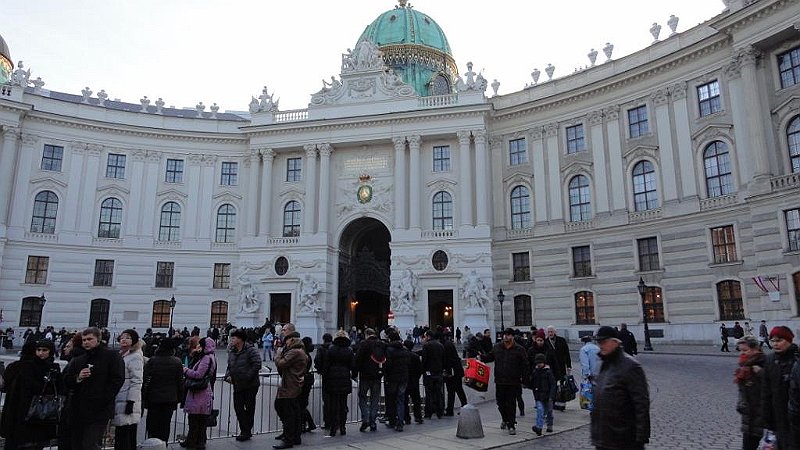 DSC01105 01.JPG - A Burg egyik bejárata a 4 Herkules-szoborcsoporttal és a 24 m. átmérőjű kupolával.